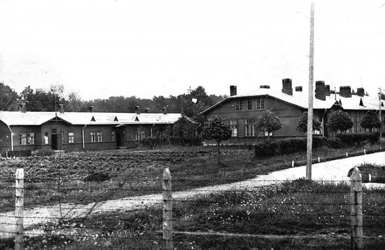 Vaade Kalevi pataljoni staadionilt ohvitseride elumajadele 1932. aastal.jpg