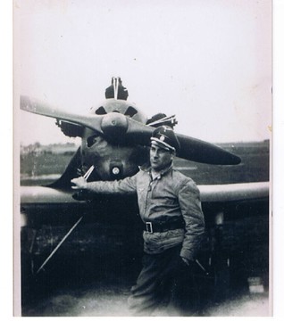 В мае 1944 года капитан Унишевский В.О. - начальник штаба эскадрильи Люфтваффе в Лиде.jpg