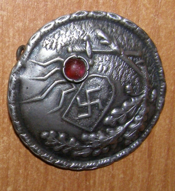 A common brooch.