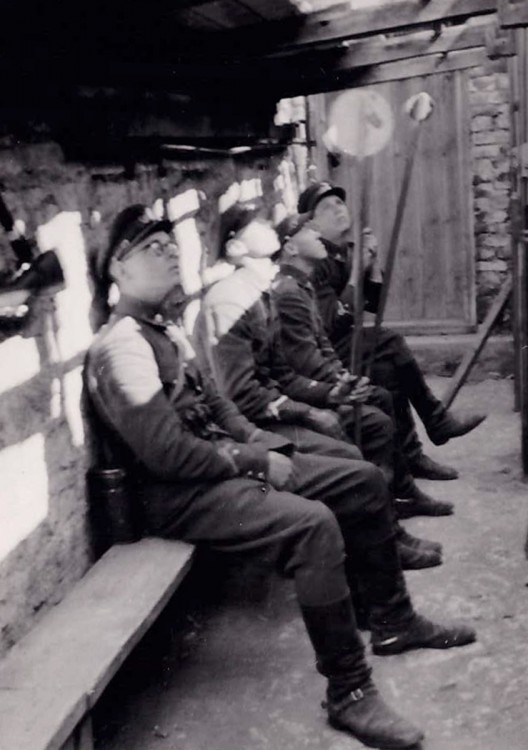 sama seeria Tondi sõjakoolis kevadel 1940 Varjendis näitamas.jpg