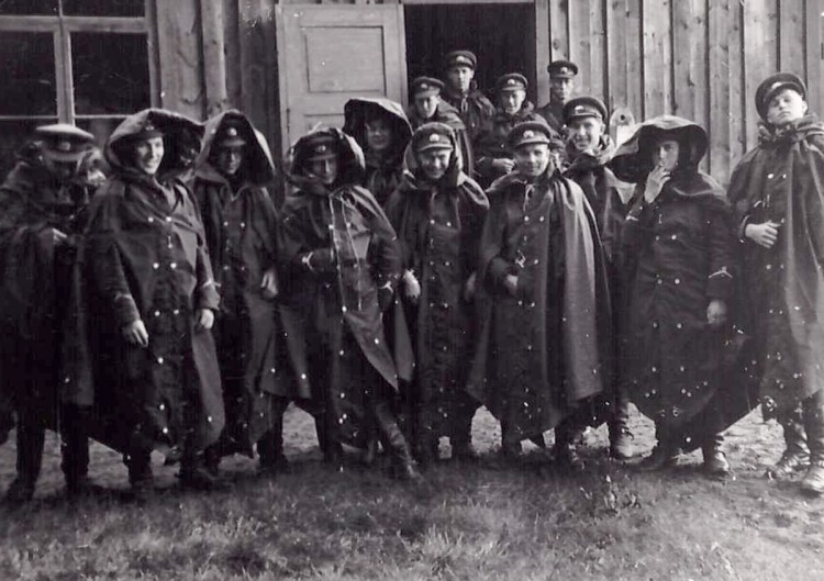 sama seeria sõjakooliaeg Jägala laagris, baraki ees juuli 1940.jpg
