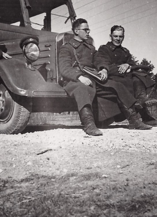 sama seeria, Süjakooliaeg Tondil. Sõbrad enne ärasõitu Jägala poligonilt aprill 1940.jpg
