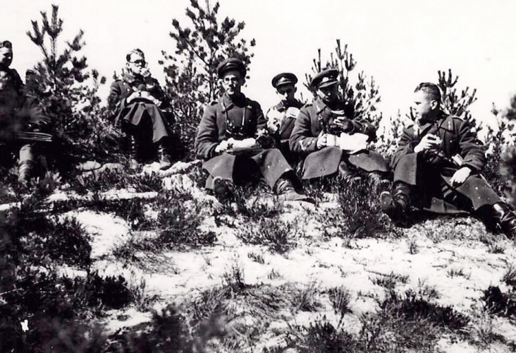 sama seeria Sõjakooli aeg Tondil Lõunavaheaeg Jägala fugasspolügonil, apr.1940.jpg