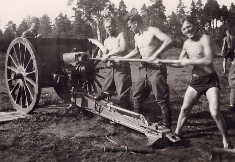 sama seeria Sõjakooli aeg, Jägala laagris suurtükke nühkimas juuli 1940.jpg