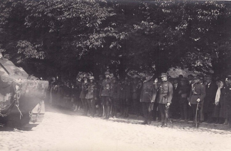 Vabadussõda läbi,au tankidele.jpg