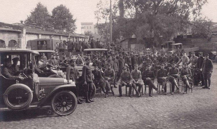 Sõdurid ja autod.jpg