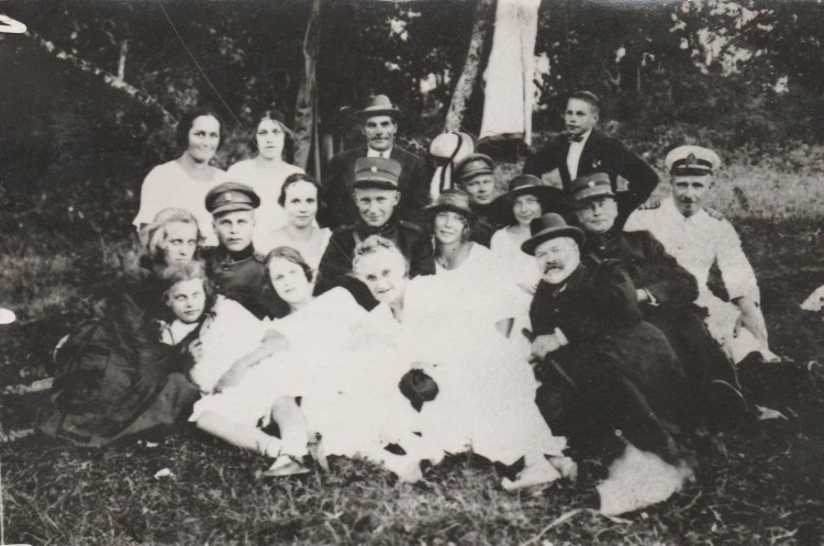 Tore must-valge foto.jpg