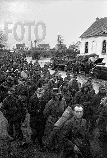 Германия. Окружение юго-западнее г.Оппельн. Пленные немцы близ г. Нойштадт, деревня Гросс- Шнеллендорф. 18-21 марта 1945г..jpg