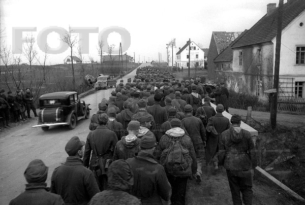 Окружение юго-западнее г.Оппельн. Пленные немцы близ г. Нойштадт, деревня Гросс- Шнеллендорф. 18-21 марта 1945г..jpg