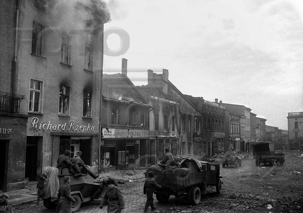 .Оппельн. г.Зюльц,горящие дома,машины на площади 18-21 марта 1945г.jpg