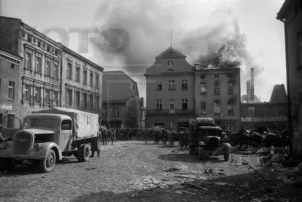 Окружение немецких войск юго-западнее г.Оппельн. г.Зюльц,горящие дома,машины на площади 18-21 марта 1945г..jpg
