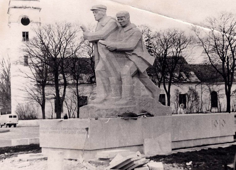 Upa mehed Kuressaare keskväljakul.jpg