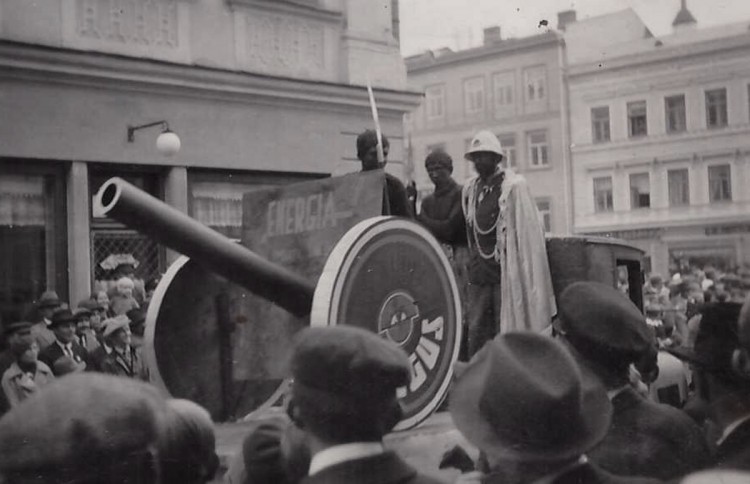 Neegus teel võitlusväljale.jpg