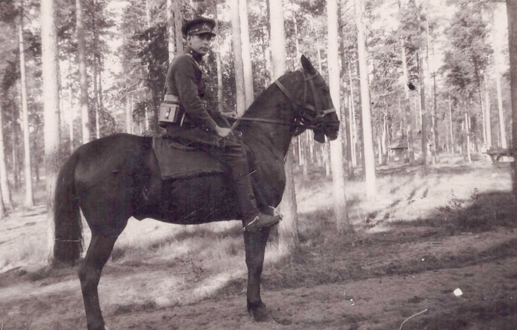 EW uhke ratsanik.jpg