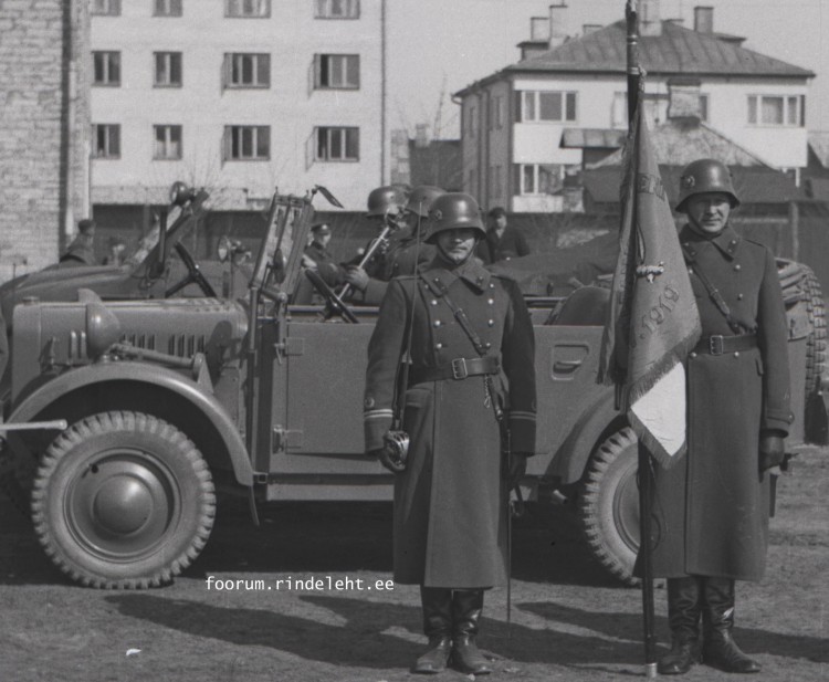 Lieutenant and NCO in m36 uniform on parade