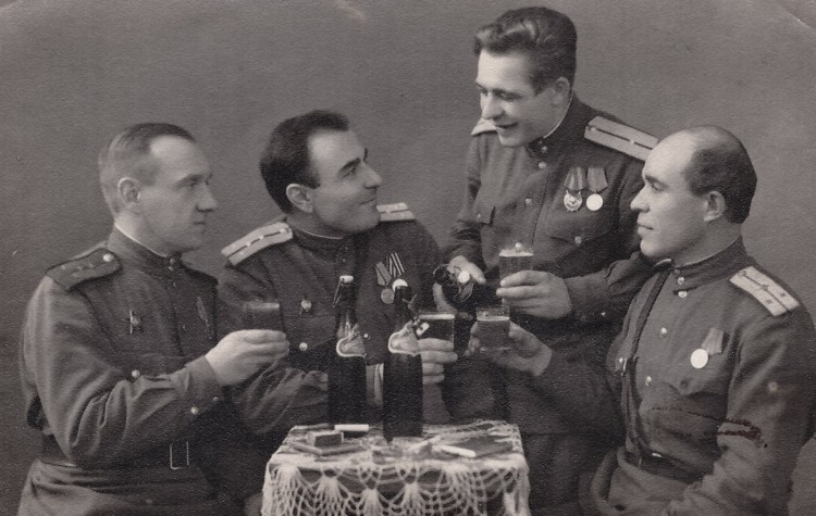Nõukogude ohvitserid Poolas(1).jpg