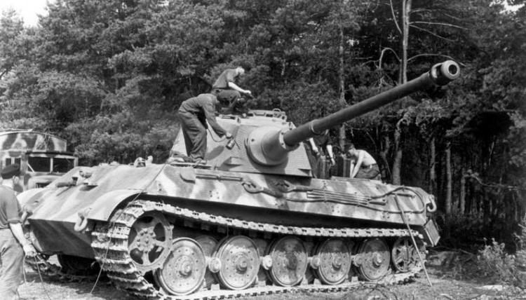 Bundesarchiv_Frankreich_Panzer_VI_(Tiger_II_Koenigstiger)4.jpg