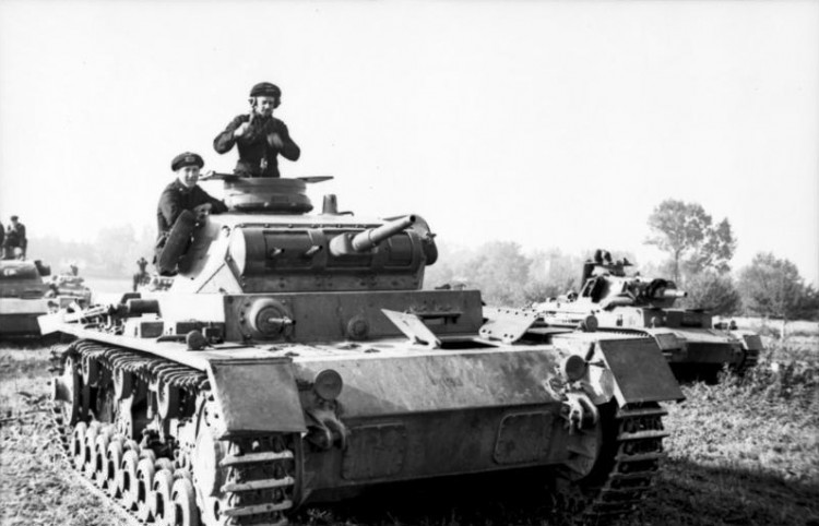 Bundesarchiv_Bild_101I-318-0083-30,_Polen,_Panzer_III_mit_Panzersoldaten.jpg