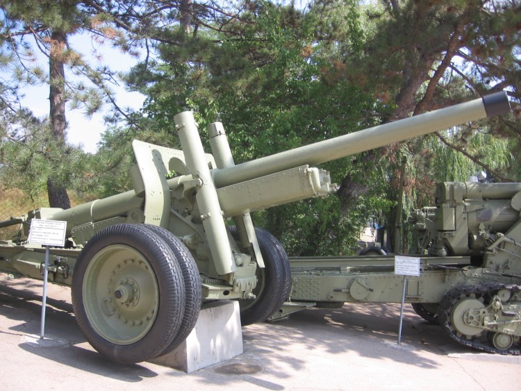 122_mm_gun_(A-19)_displayed_at_the_Museum_of_Heroic_Defense_and_Liberation_of_Sevastopol_on_Sapun_Mountain.JPG