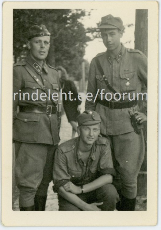 Kolm saatusekaaslast vänrikki Lindpere (vasakul), sotamies Klasen (keskel) ja vänrikki Arendi.jpg