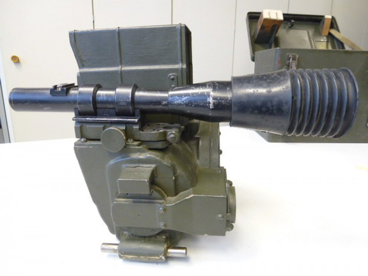 visierkopf-38-40-optik-flak-38-in-transportkasten-dieser-im-originallack-die-optik-in-sehr-gutem-zustand-klarer-durchsicht-und-einteilung-die-aufnahme-norwegisch-ueberlackiert_16.jpg