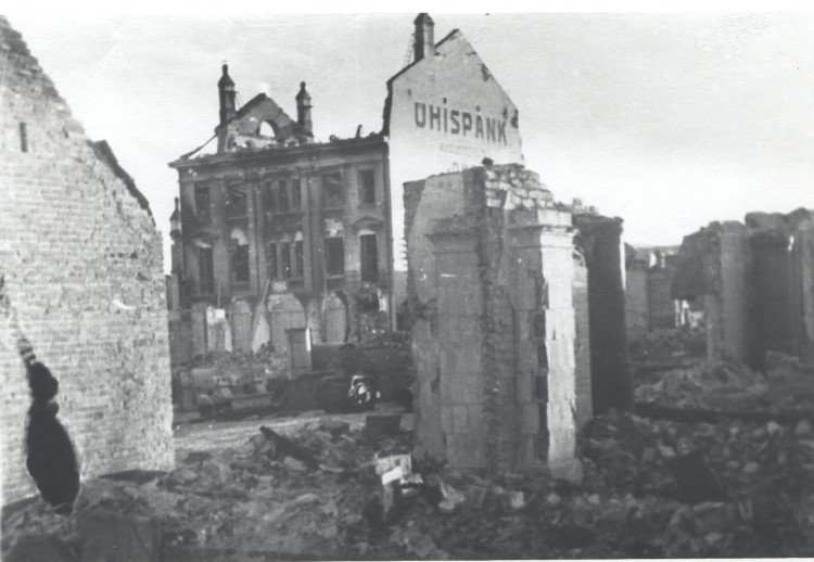 Foto. Varemed Võrus 1944.-1945. Vaade Jüri tänavale.jpg