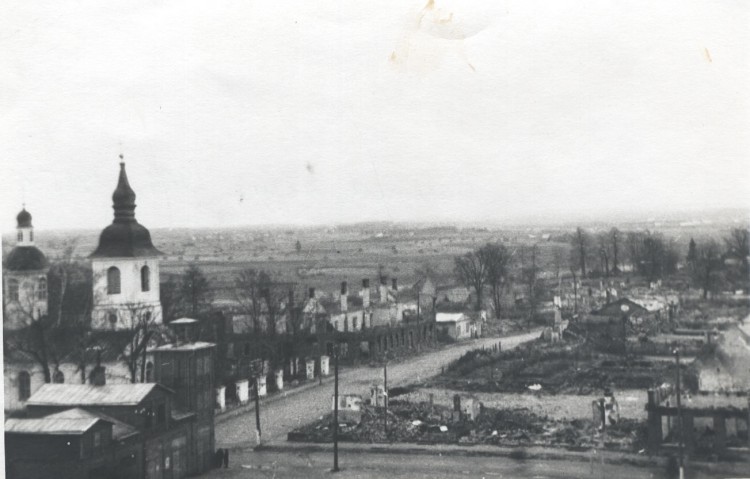 Foto. Varemed Võrus 1944.-1945. Vaade Tartu tänavalt tuletõrje hoone juurest ..jpg