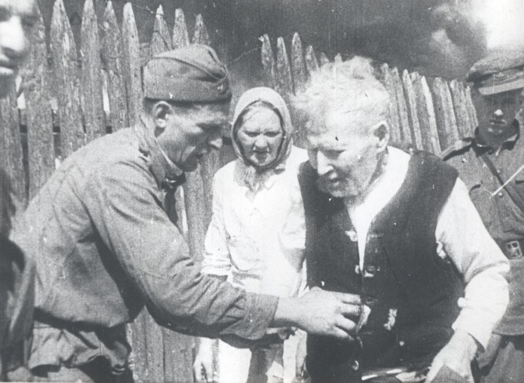 Foto. Võru vabastamine 1944.a. augustis. Inimeste väljatoomine põlevast majast..jpg