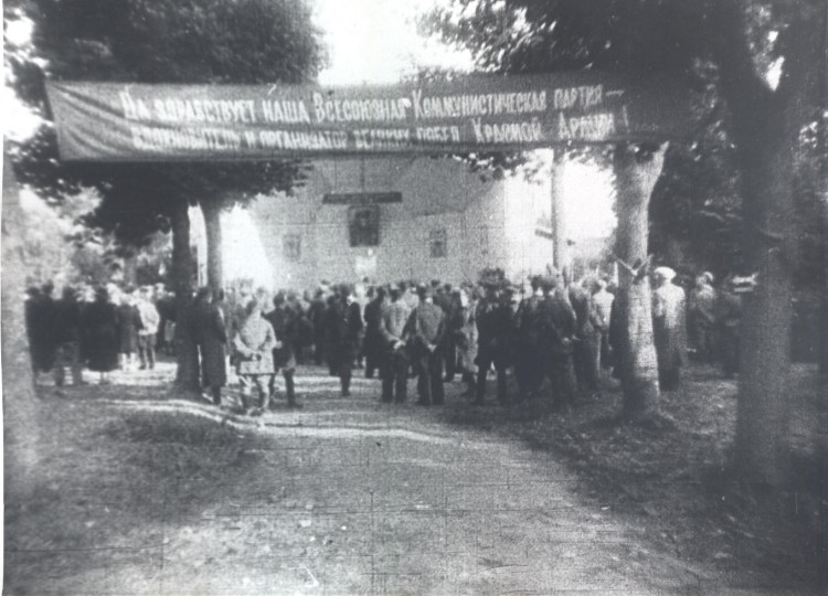 Foto. Võru vabastamine 1944.a. augustis. Miiting Kandle teatri suveaias..jpg