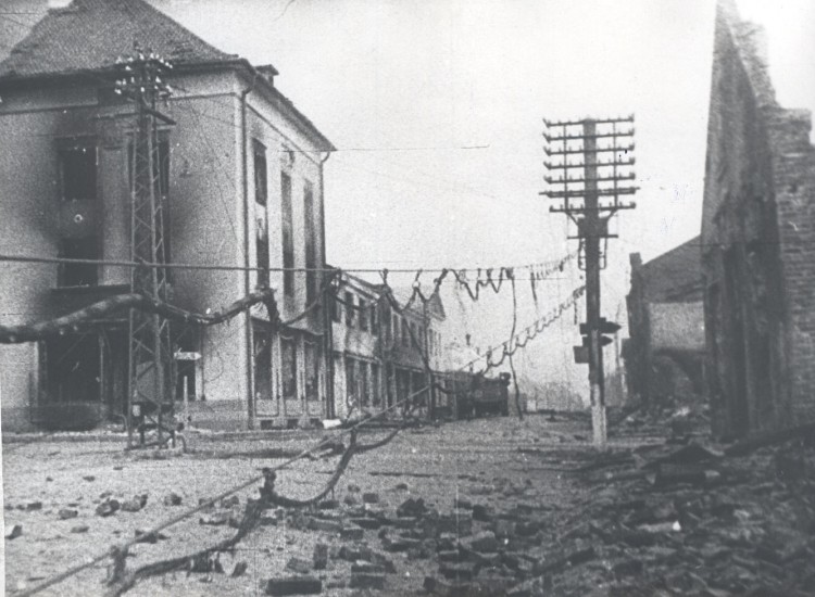 Foto. Võru vabastamine 1944.a. augustis. Purustused Jüri ja Tartu tänavate nurgal..jpg