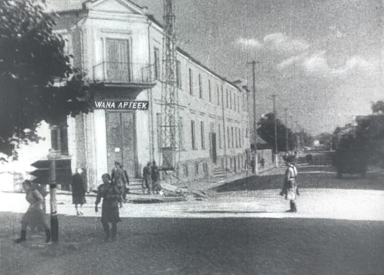 Foto. Võru vabastamine 1944.a. augustis. Vaade Kreutzwaldi ja Tartu tänavate nurgale..jpg