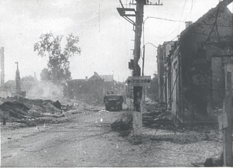 Foto. Võru vabastamine 1944.a. augustis. Vaade Tartu tänavale Tamula järve suunas..jpg