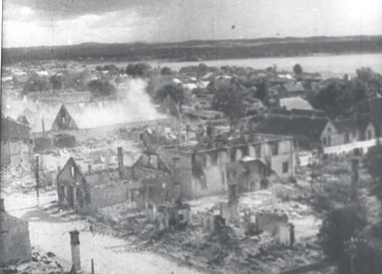 Foto. Võru vabastamine 1944.a. augustis. Üldvaade varemetes linnale..jpg