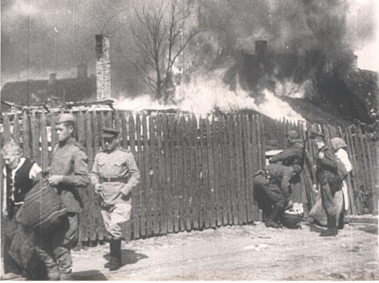 Foto. Võru vabastamine 1944.a. augustis.Põlev linn, inimeste väljatoomine põlevast majast..jpg