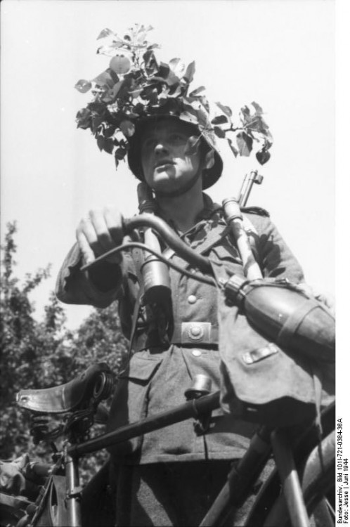 Bundesarchiv_Bild_101I-721-0384-36A,_Frankreich,_Soldat_mit_Fahrrad.jpg