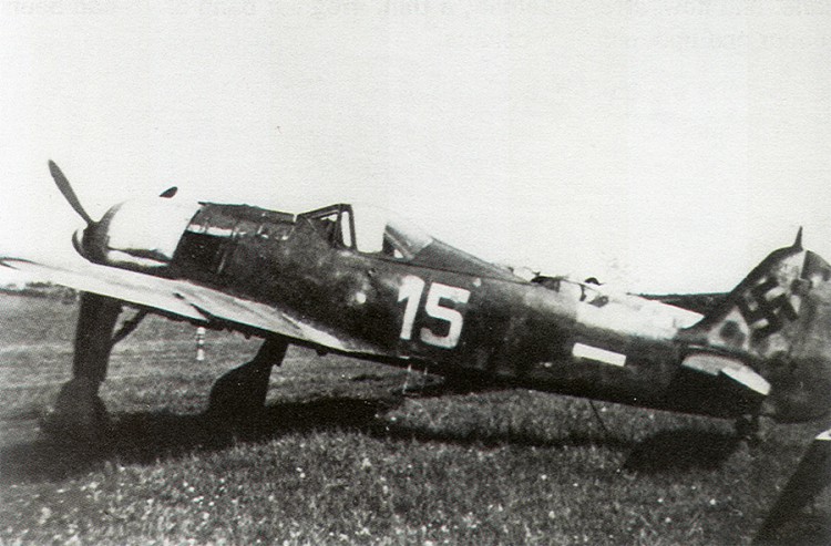 1-Fw-190A-5.JG4-(W15+-)-Anatol-Rebane-WNr-739136-Parchim-Apr-1945-01.jpg