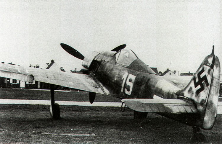 1-Fw-190A-5.JG4-(W15+-)-Anatol-Rebane-WNr-739136-Parchim-Apr-1945-02.jpg