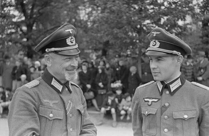 Александр Соболев (слева) во время службы в 39-м шутцманнсшафт-батальоне.jpg