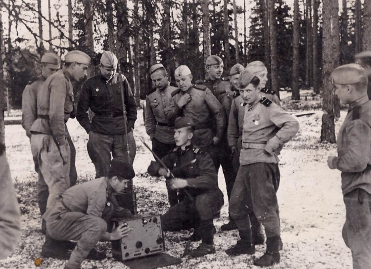 NL 1945 õppedivisjoni raadiorühma kursandid.jpg