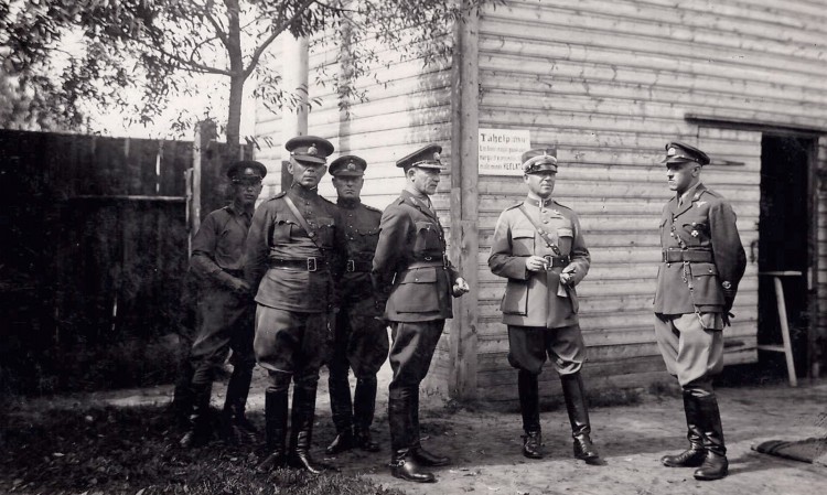 Group of officers with the guest from Sweden