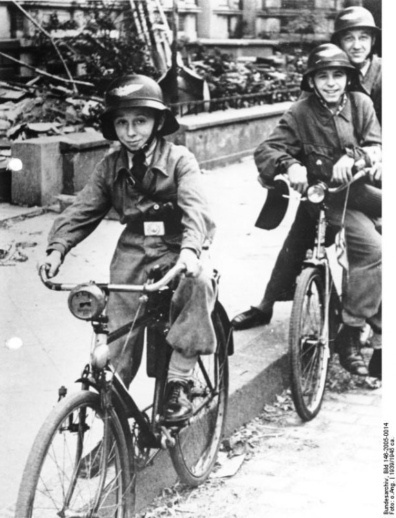 Bundesarchiv_Bild_146-2005-0014,_Luftschutz,_Meldefahrer.jpg