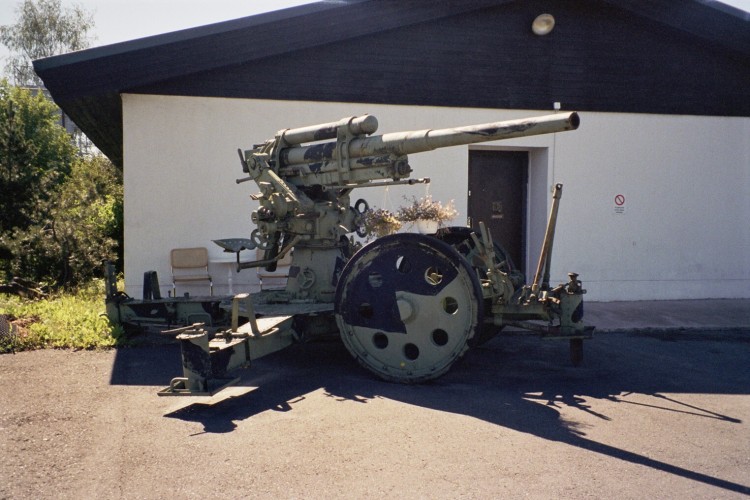 76_mm_anti-aircraft_gun_M31_in_Kempele_Jul2008_001.jpg