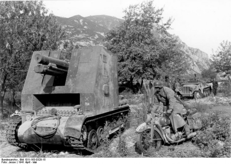 Bundesarchiv_Bild_101I-163-0328-15,_Griechenland,_Panzer_I_B_mit_I.G._33.jpg