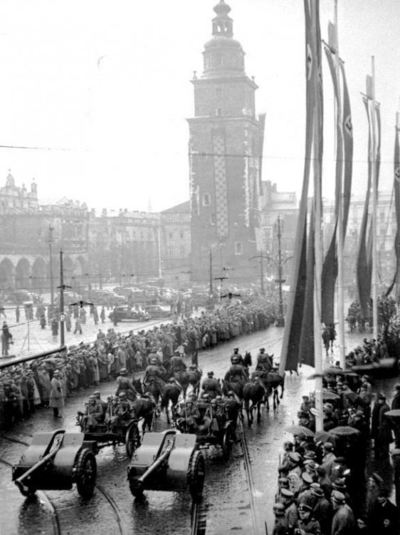 Bundesarchiv_Bild_183-L16175,_Krakau,_Parade_von_SS_und_Polizei.jpg