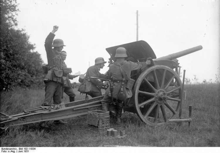 Bundesarchiv_Bild_102-11934,_Reichswehr,_Soldaten_mit_Geschütz.jpg